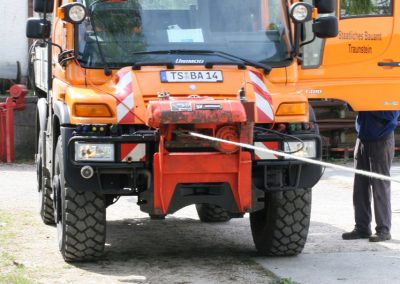 Unimog beim Test der Seilwinde