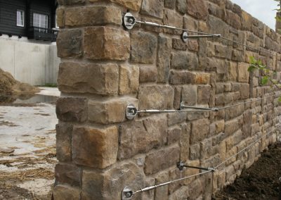 Architektur-Seil-System (ASS) an einer Steinmauer